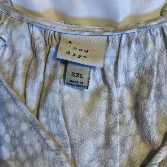 Women’s Top - Picture 3 of 3